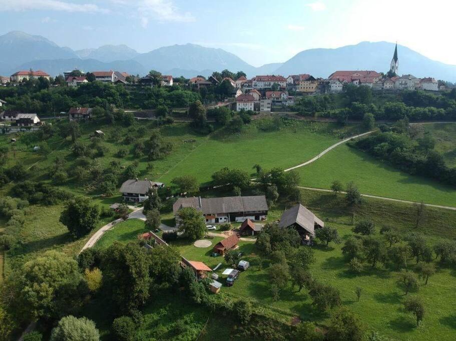 Beehive Cabin On A Farm رادوفيتْسا المظهر الخارجي الصورة